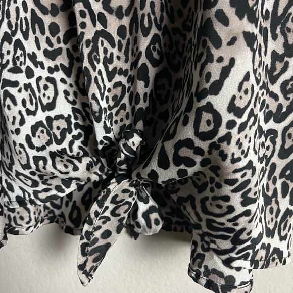 E&M COLLECTION ANIMAL PRINT TIE FRONT SLEEVELESS BLOUSE SIZE LARGE PREOWNED - Picture 3 of 7